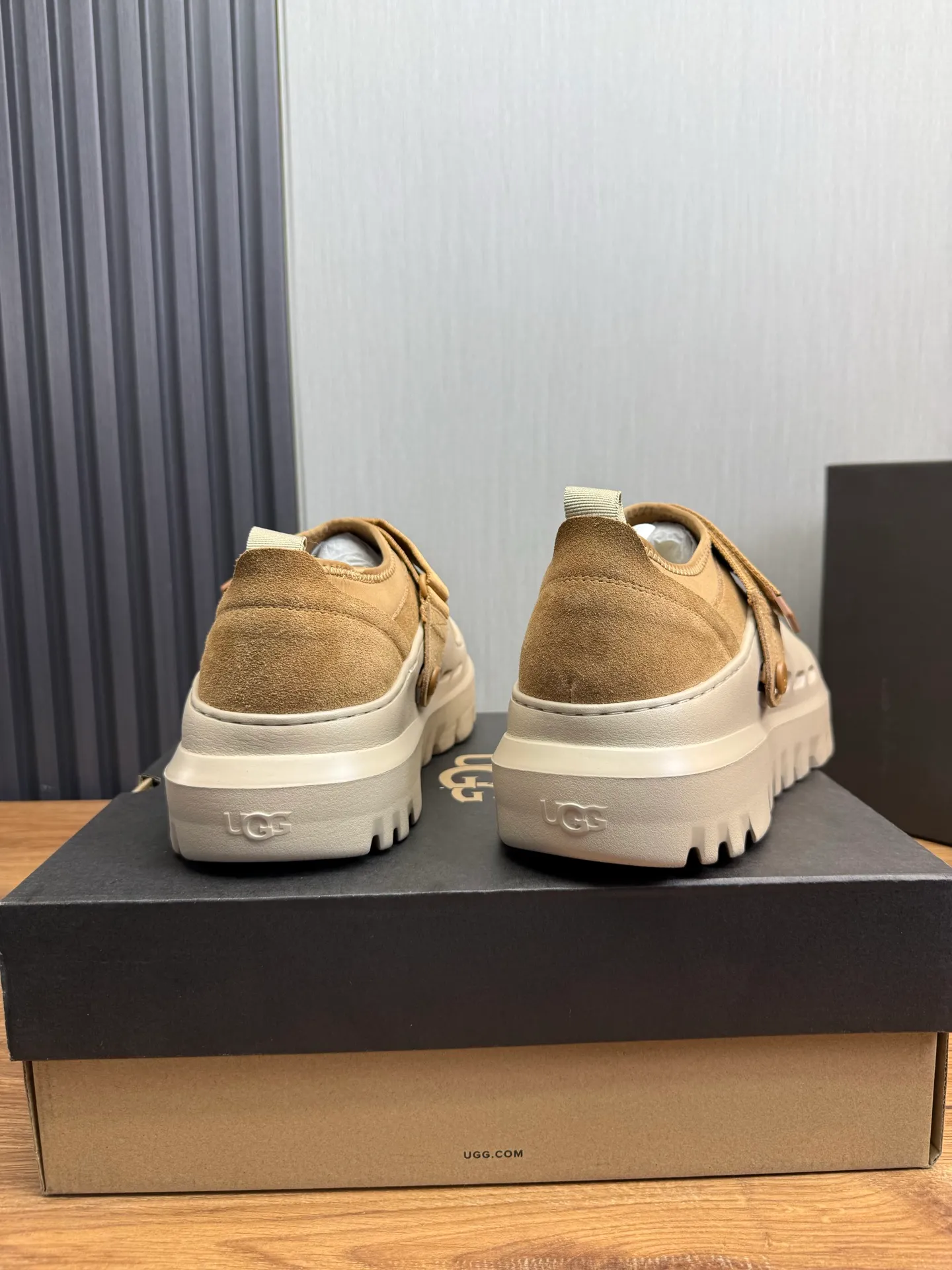 Men's shoes💰580💰Couples💖 New UGG fur integrated men's simple and fashionable snow boots. The most worth buying at the end of this year are warm casual shoes. Whether you are out and about at home, their comfortable and warm performance will be your most suitable fashion companion! The material is cowhide upper and imported wool is used inside. Warm and comfortable! The eva+ rubber patch outsole is cushioned, non-slip and wear-resistant, and has good elasticity. It is light and wear-resistant, comfortable and soft, and the new simple cut is more fashionable. It has both practicality and fashion sense, so you no longer have to worry about how to match it in winter, while still maintaining your fashionable taste. High-quality genuine wool. Look at the details for the material! Size: 35-40-41-42-43-44-44 sneaker size